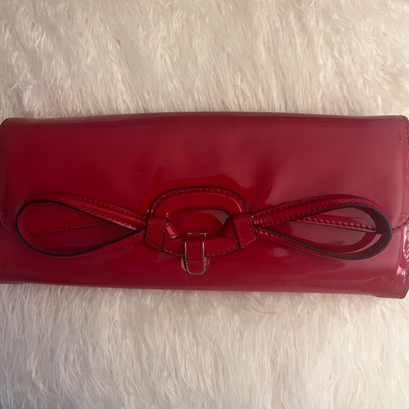 Valentino patent leather clutch bag. Comes with a removable strap. - Picture 2 of 4